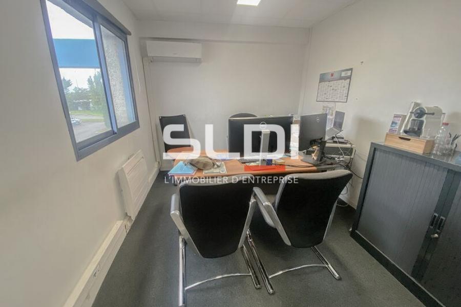 Activités A LOUER - CHASSIEU - 1 600 m² Activités A LOUER - CHASSIEU - 1 600 m²
