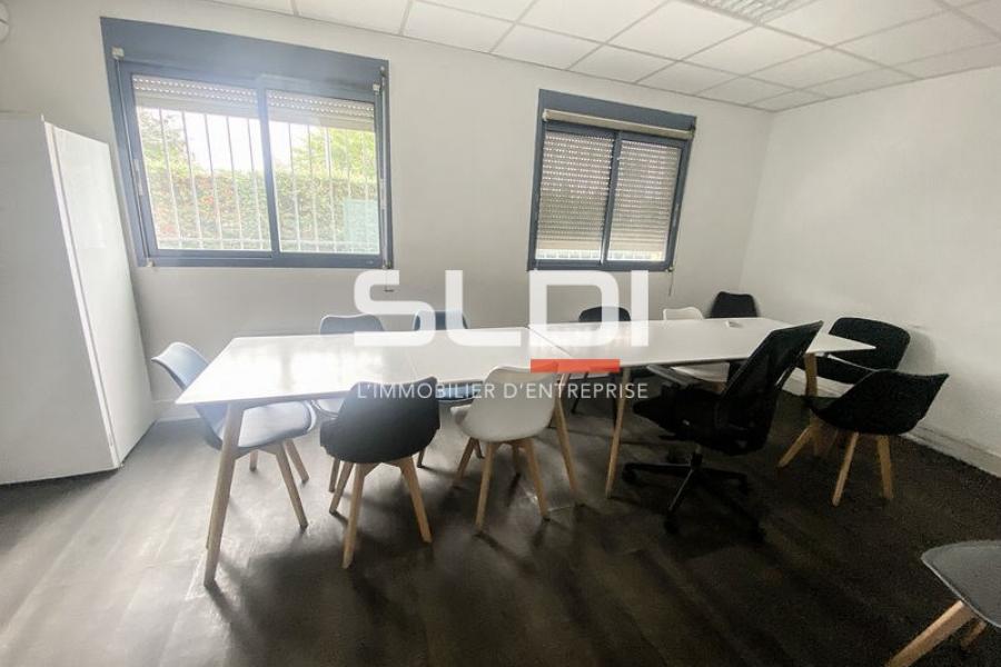 Activités A LOUER - CHASSIEU - 1 600 m² Activités A LOUER - CHASSIEU - 1 600 m²