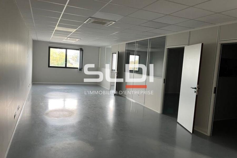 Bureaux A VENDRE OU A LOUER - GUEREINS - 391 m²