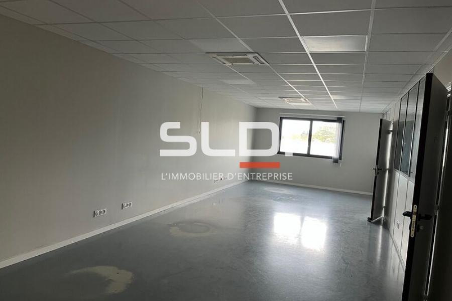 Bureaux A VENDRE OU A LOUER - GUEREINS - 391 m²