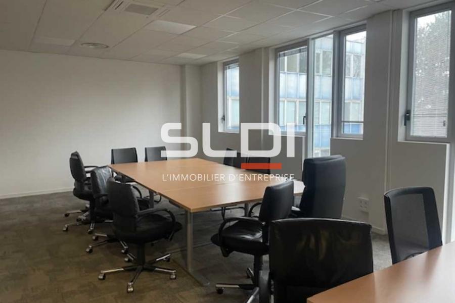 Bureaux A LOUER - RILLIEUX LA PAPE - 850 m² Bureaux A LOUER - RILLIEUX LA PAPE - 850 m²