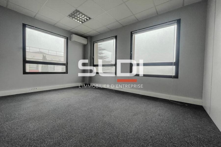 Activités A LOUER - RILLIEUX LA PAPE - 300 m²