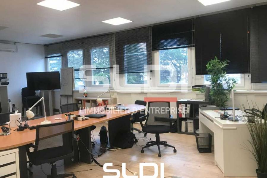 Bureaux A LOUER - DECINES CHARPIEU - 175 m²