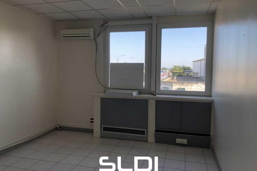 Bureaux A LOUER - DECINES CHARPIEU - 175 m²