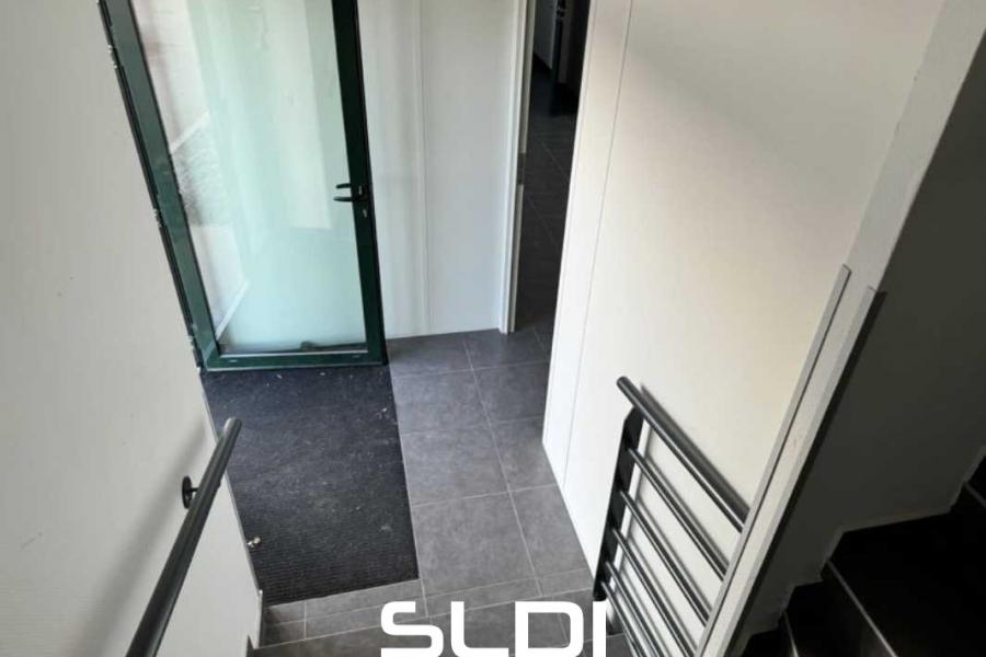 Activités A LOUER - SAINT QUENTIN FALLAVIER - 341 m² Activités A LOUER - SAINT QUENTIN FALLAVIER - 341 m²