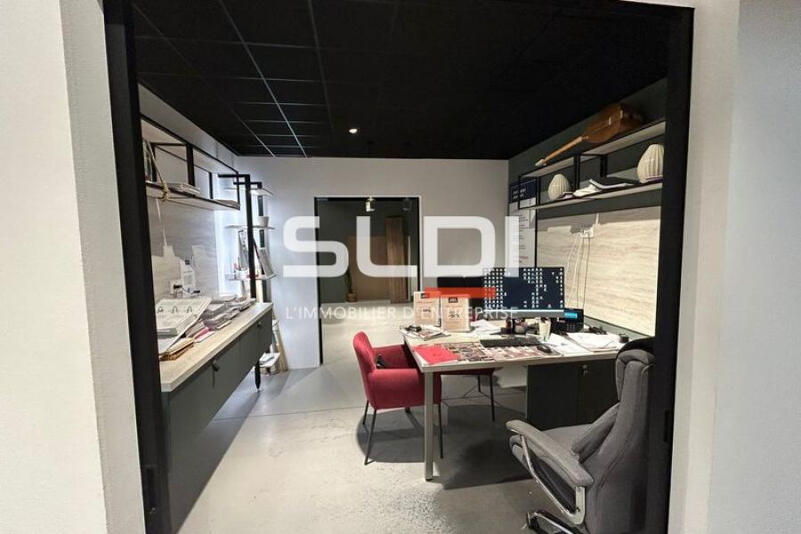 Commerces A LOUER - ANSE - 381 m² Commerces A LOUER - ANSE - 381 m²