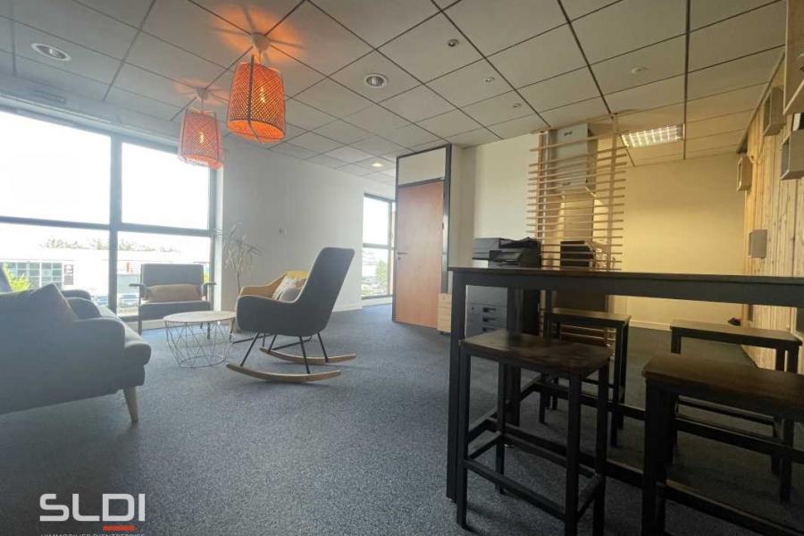 Bureaux A LOUER - LIMAS - 200 m²