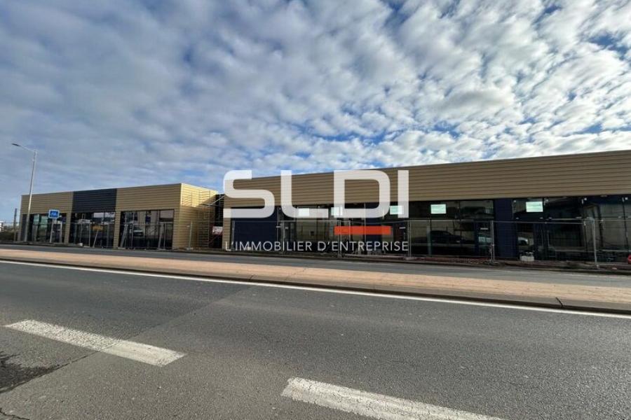 Commerces A LOUER - LIMAS - 579 m² Commerces A LOUER - LIMAS - 579 m²