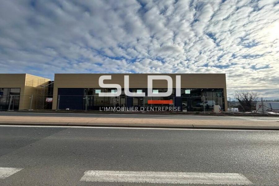 Commerces A LOUER - LIMAS - 579 m² Commerces A LOUER - LIMAS - 579 m²