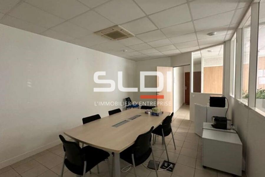 Bureaux A LOUER - LIMAS - 79 m² Bureaux A LOUER - LIMAS - 79 m²