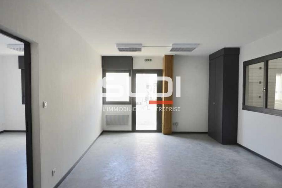 Activités A LOUER - VILLEURBANNE - 1 495 m² Activités A LOUER - VILLEURBANNE - 1 495 m²