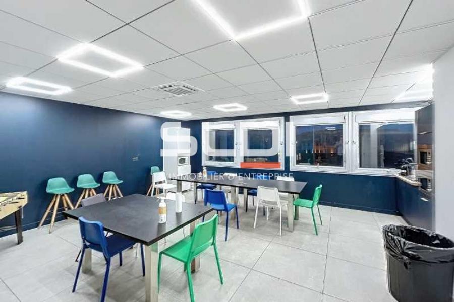Activités A VENDRE - VAULX EN VELIN - 1 800 m²