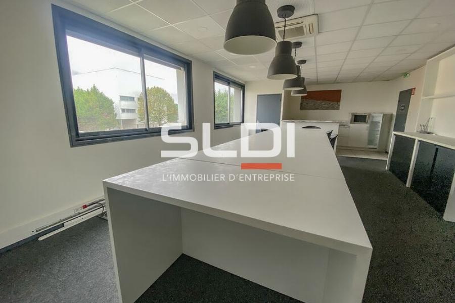 Activités A VENDRE OU A LOUER - SAINT QUENTIN FALLAVIER - 2 979 m² Activités A VENDRE OU A LOUER - SAINT QUENTIN FALLAVIER - 2 979 m²
