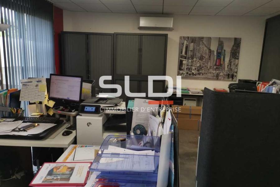 Commerces A LOUER - SAINT LAURENT DE MURE - 150 m²