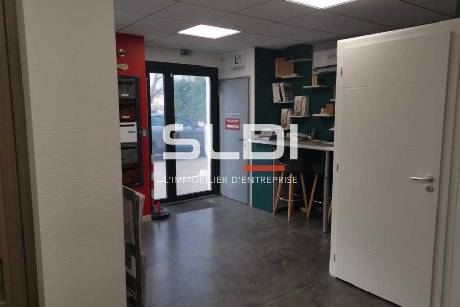 Commerces A LOUER - SAINT LAURENT DE MURE - 150 m²