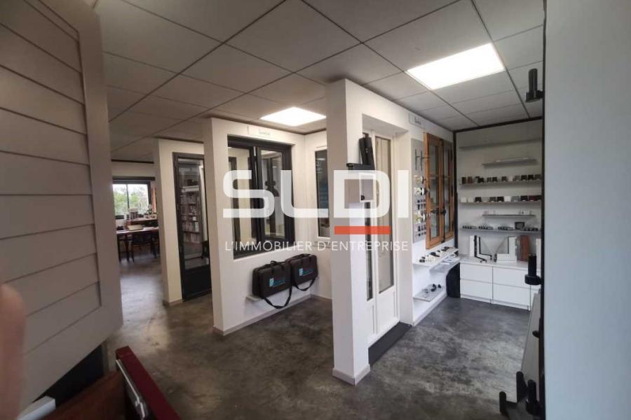 Commerces A LOUER - SAINT LAURENT DE MURE - 150 m²
