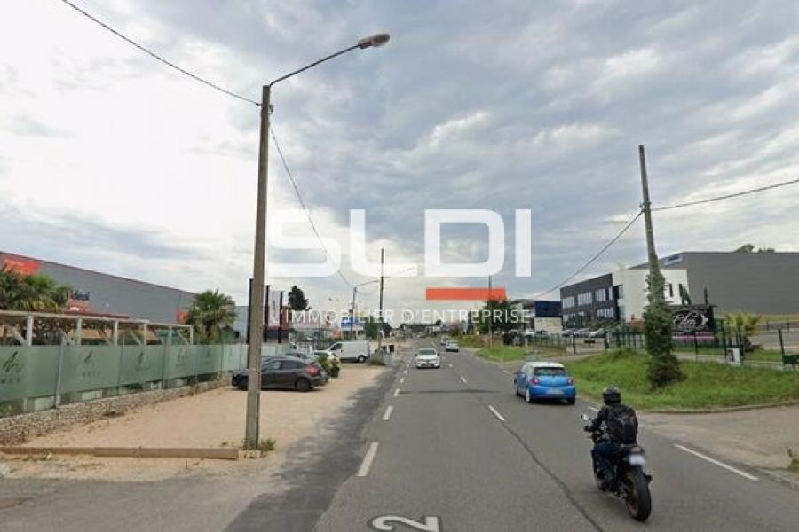 Commerces A LOUER - SAINT GENIS LAVAL - 1 500 m²
