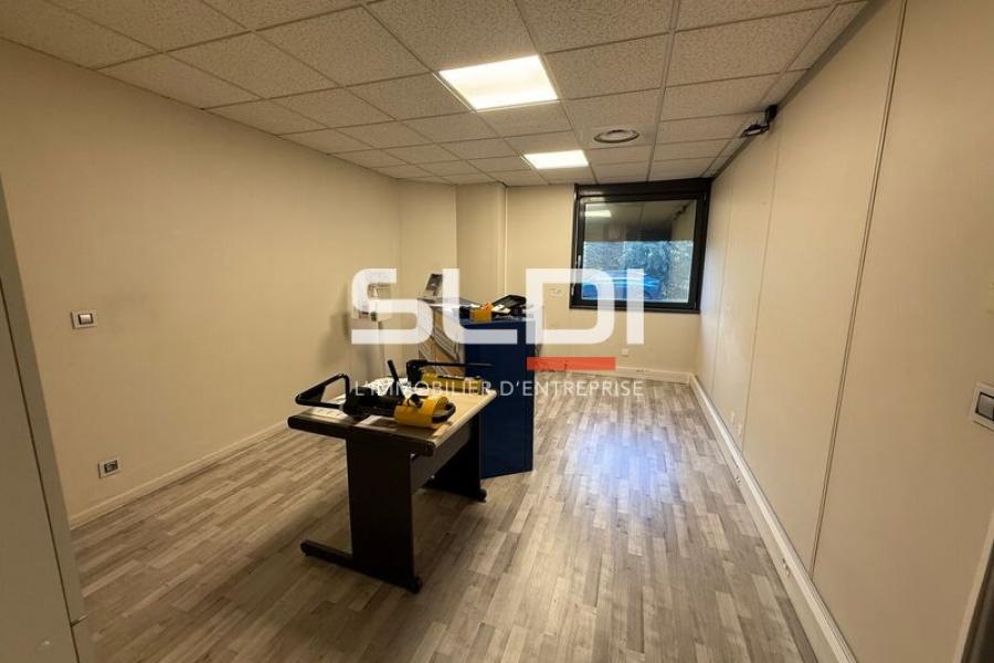 Activités A LOUER - SAINT QUENTIN FALLAVIER - 205 m² Activités A LOUER - SAINT QUENTIN FALLAVIER - 205 m²