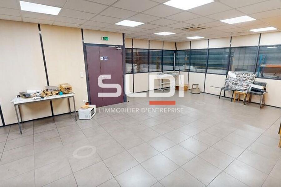Activités A LOUER - VENISSIEUX - 1 275 m² Activités A LOUER - VENISSIEUX - 1 275 m²