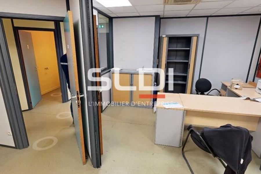 Activités A LOUER - VENISSIEUX - 1 275 m² Activités A LOUER - VENISSIEUX - 1 275 m²