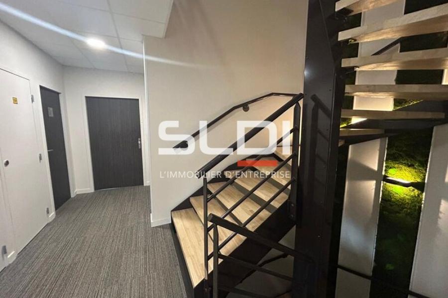 Bureaux A LOUER - DARDILLY - 345 m² Bureaux A LOUER - DARDILLY - 345 m²