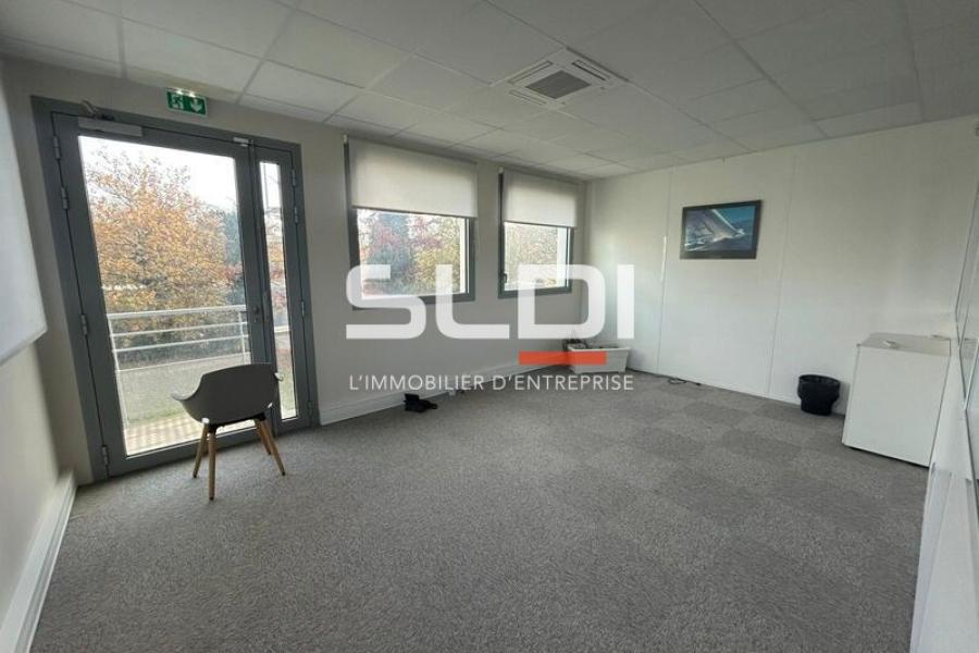 Bureaux A LOUER - DARDILLY - 345 m² Bureaux A LOUER - DARDILLY - 345 m²