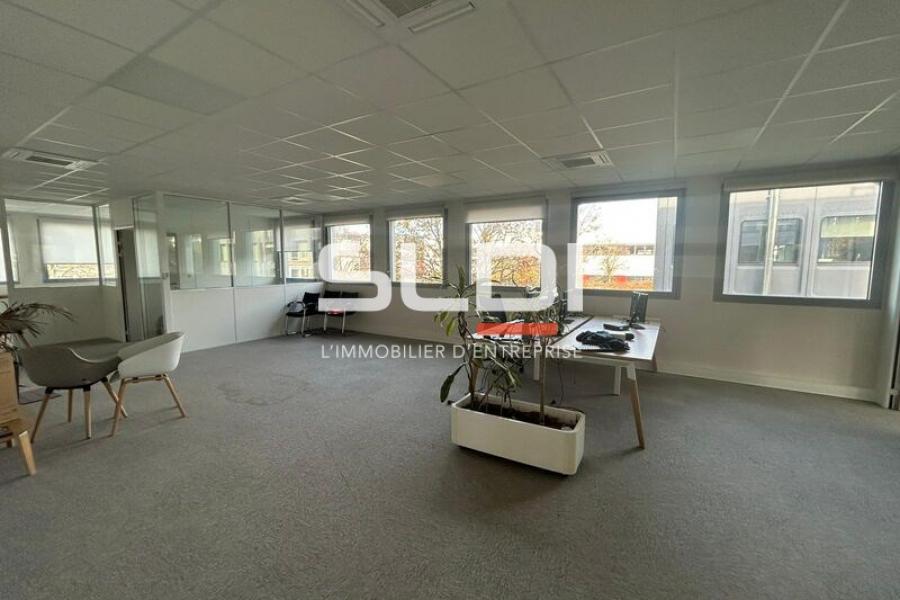 Bureaux A LOUER - DARDILLY - 345 m² Bureaux A LOUER - DARDILLY - 345 m²