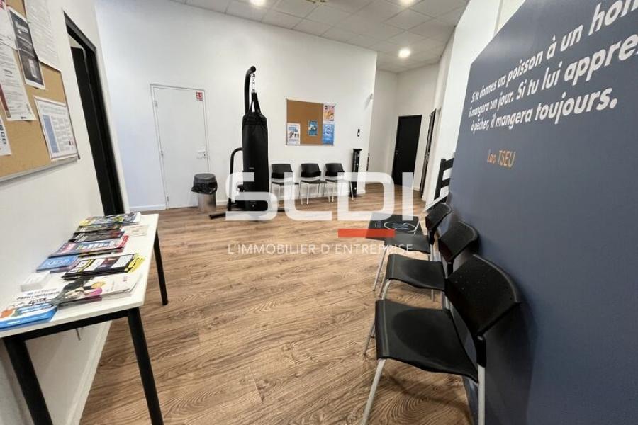 Bureaux A VENDRE OU A LOUER - BRON - 364 m² Bureaux A VENDRE OU A LOUER - BRON - 364 m²