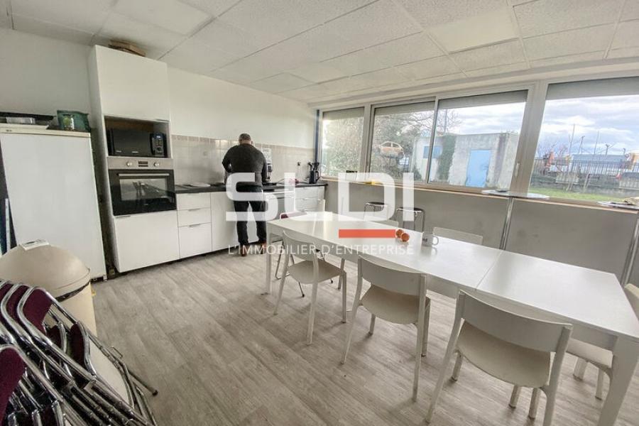 Activités A LOUER - CHASSIEU - 1 112 m²