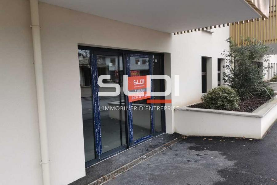 Commerces A VENDRE - PONT DE CHERUY - 125 m² Commerces A VENDRE - PONT DE CHERUY - 125 m²