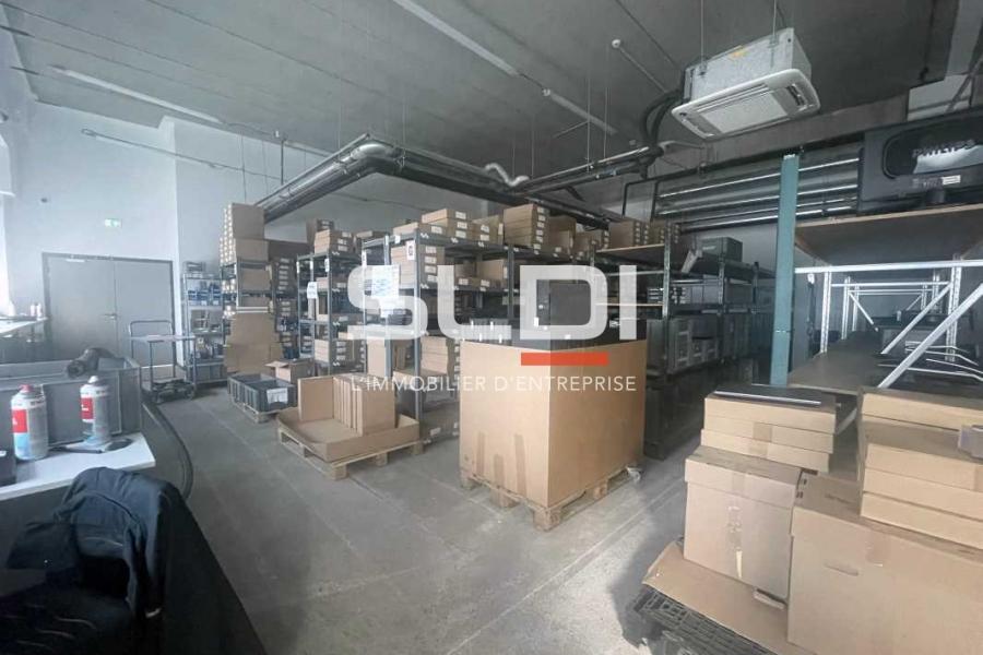 Activités A LOUER - CHAMPAGNE AU MONT D'OR - 355 m² Activités A LOUER - CHAMPAGNE AU MONT D'OR - 355 m²