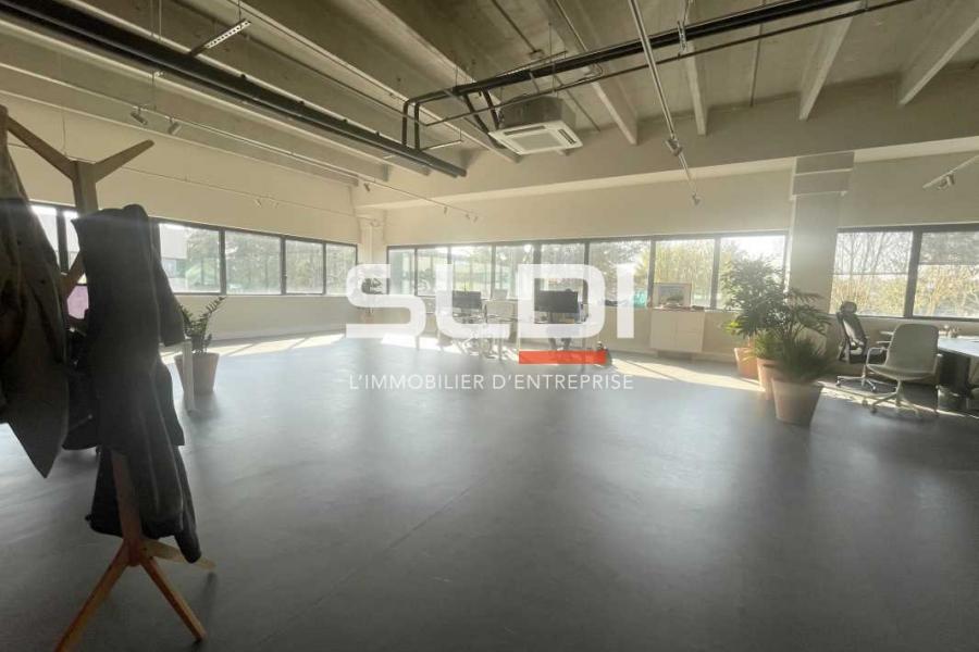 Activités A LOUER - CHAMPAGNE AU MONT D'OR - 355 m² Activités A LOUER - CHAMPAGNE AU MONT D'OR - 355 m²