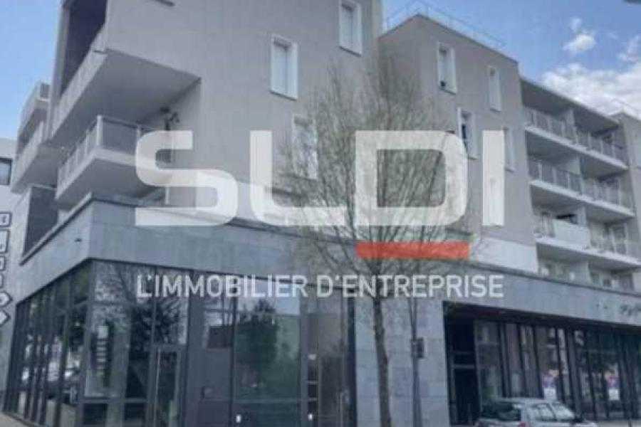 Commerces A VENDRE OU A LOUER - SATHONAY CAMP - 685 m²