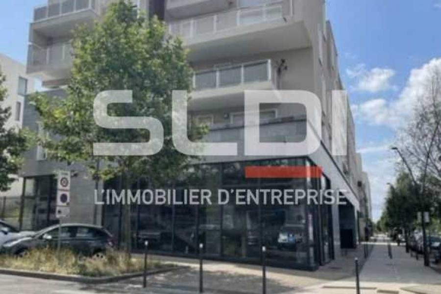 Commerces A VENDRE OU A LOUER - SATHONAY CAMP - 685 m²