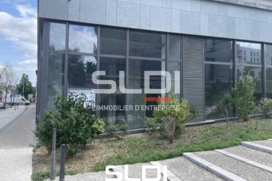 Commerces A VENDRE OU A LOUER - SATHONAY CAMP - 685 m²