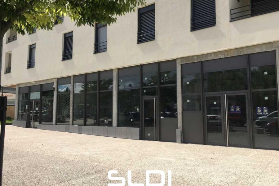 Commerces A VENDRE OU A LOUER - SATHONAY CAMP - 92 m²