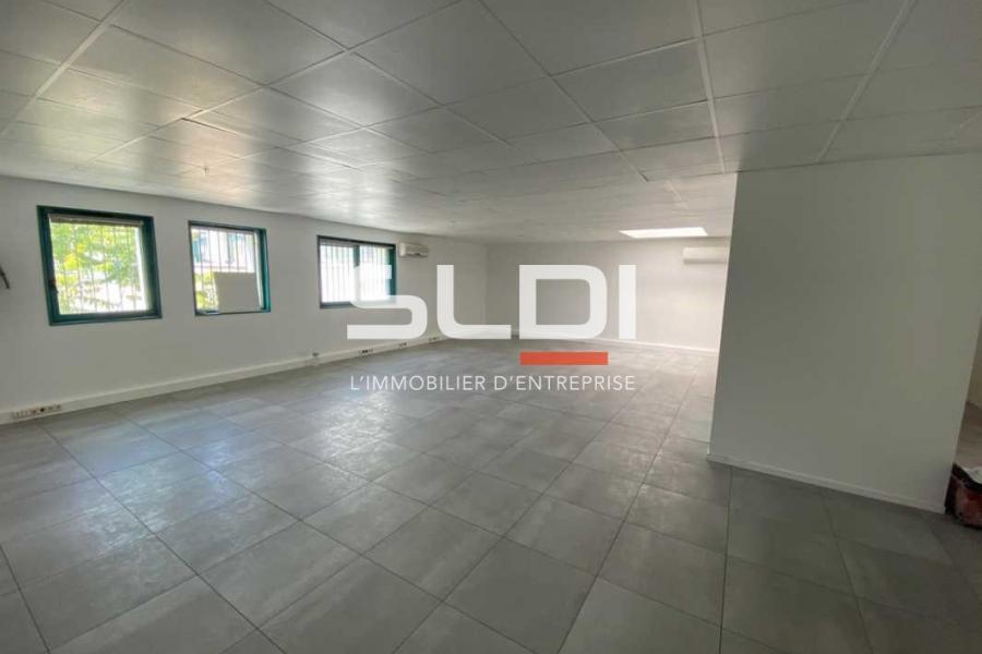 Activités A LOUER - VENISSIEUX - 266 m² Activités A LOUER - VENISSIEUX - 266 m²